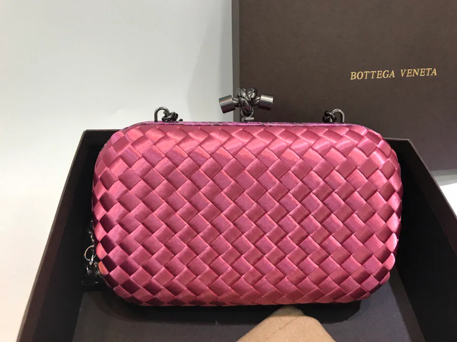The latest and most popular Knot clutch from the 8651 counter is made of exquisite Japanese silk fabric with snakeskin piping. It looks elegant when worn cross-body or in the hand. It can also be carried by petite girls and can hold 2 iPhone X phones. Size: 20cm*12cm